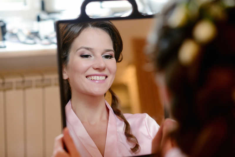 正在照镜子检查妆容的漂亮新娘