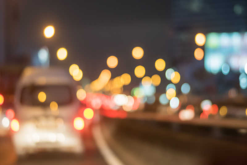 随着夜晚的背景光道路上的汽车