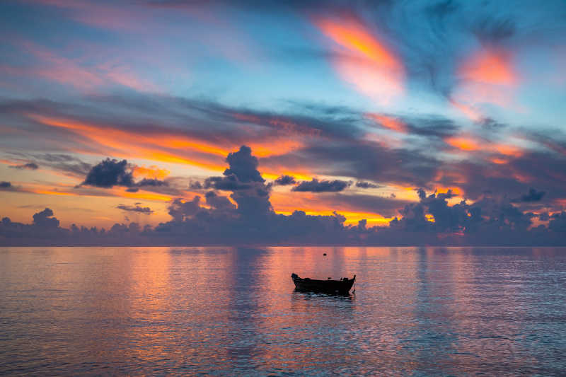 马尔代夫海平面上的日出
