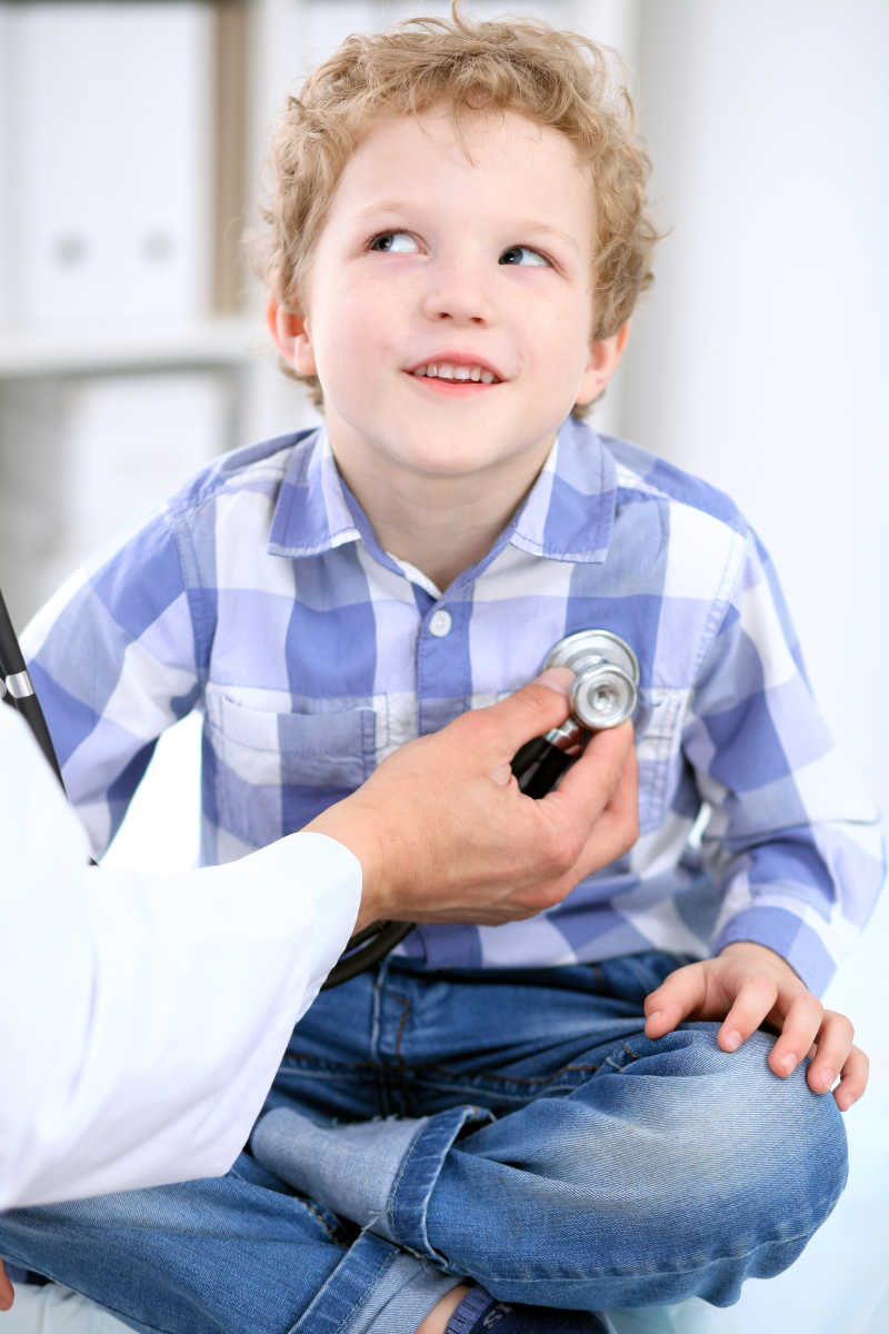 用听筒给孩子检测身体的男医生