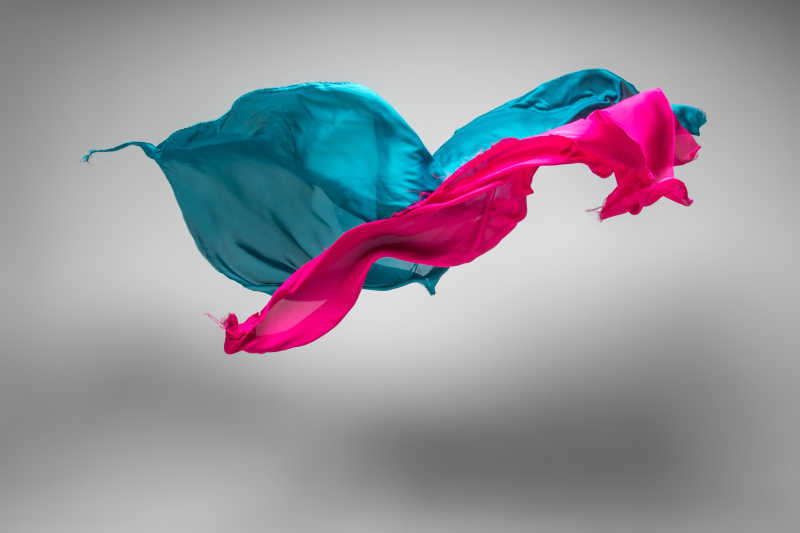 飞舞的蓝色和粉色丝巾