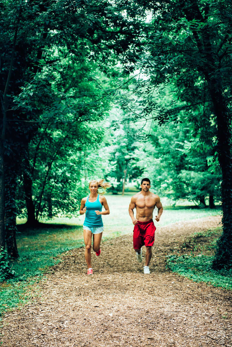 年轻夫妇在森林里慢跑