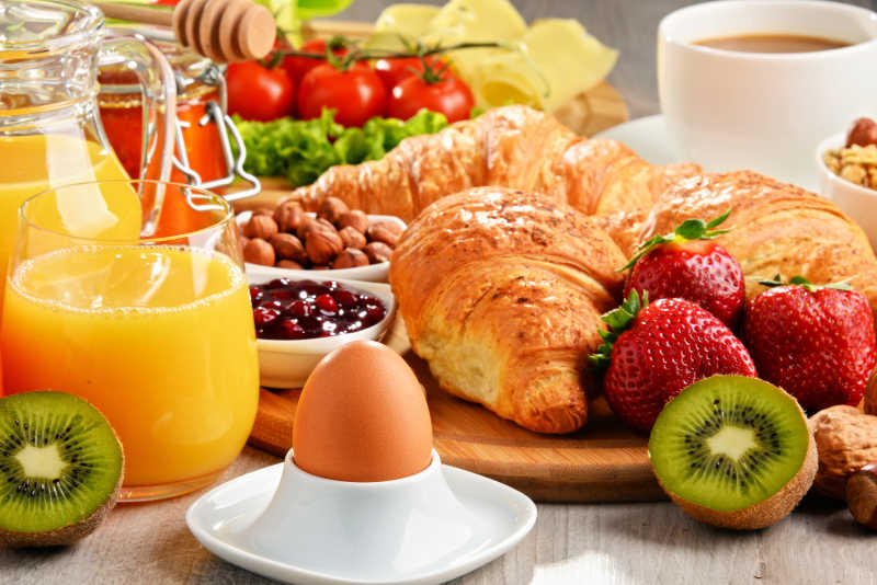 有面包水果和饮料鸡蛋的健康营养的早餐