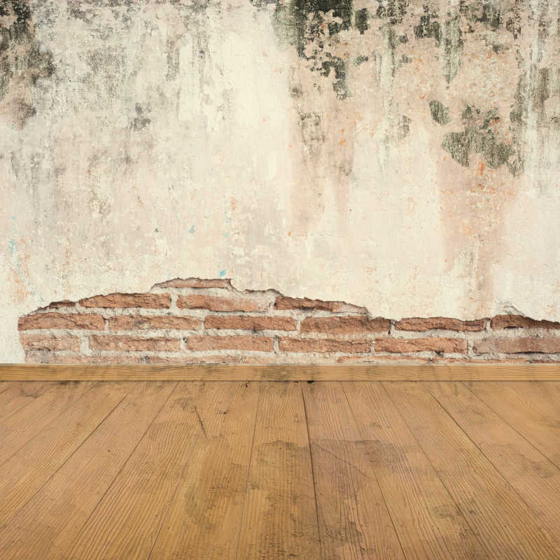 木质的地板和掉落的墙皮的洋灰墙相连接