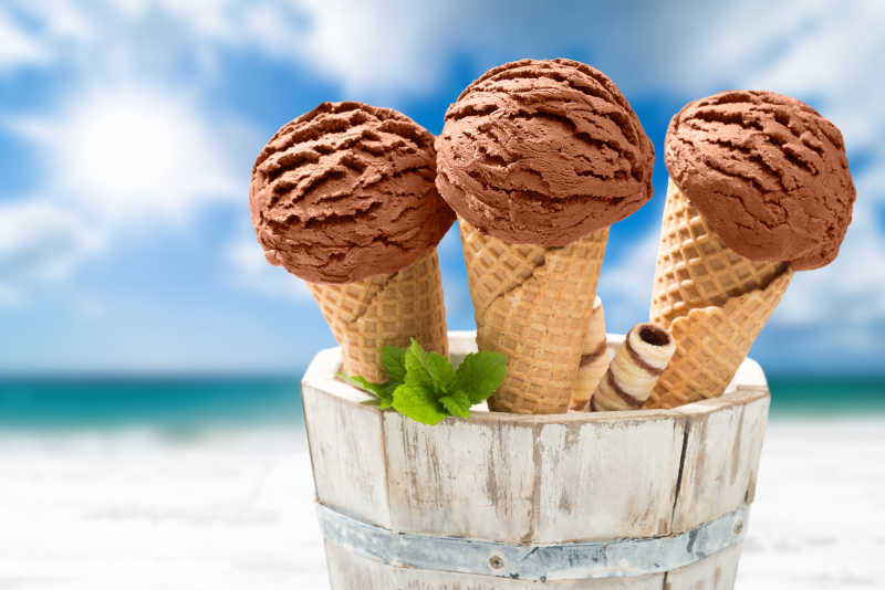 三支巧克力冰淇淋放在木桶里