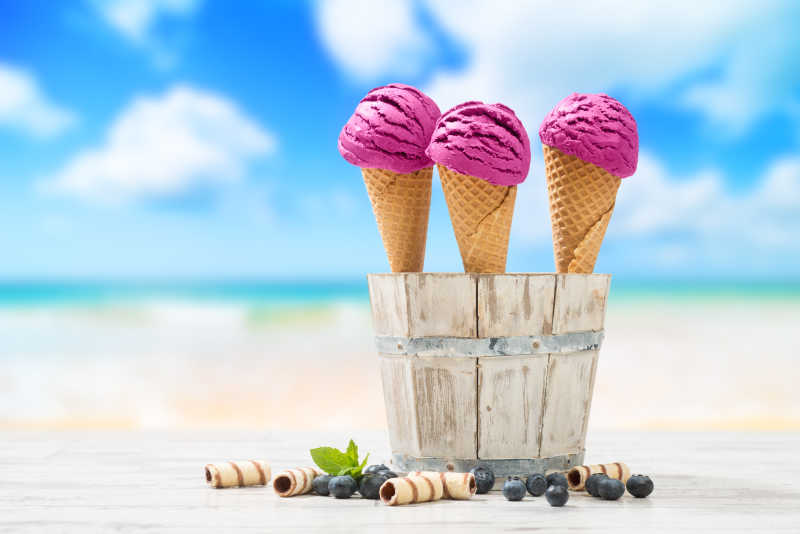 海滩背景上的蓝莓味冰淇淋