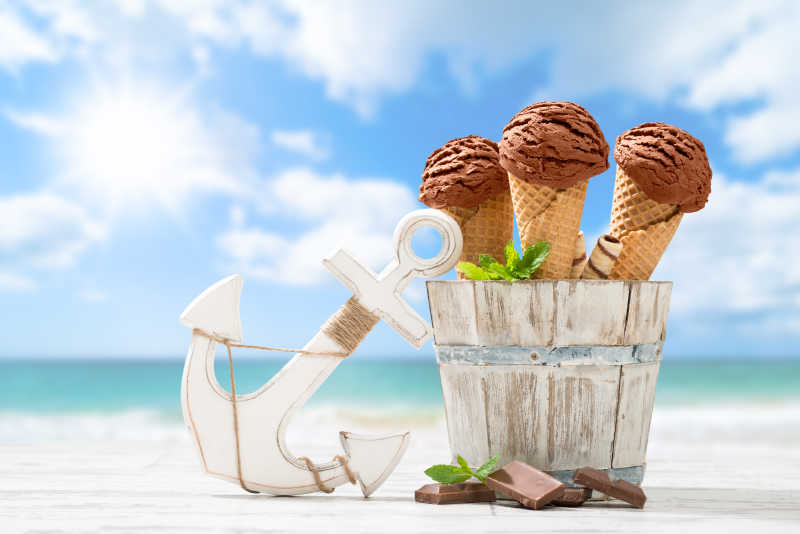 三支木桶里的巧克力冰淇淋