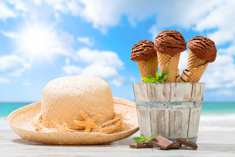 三支巧克力冰淇淋和沙滩帽