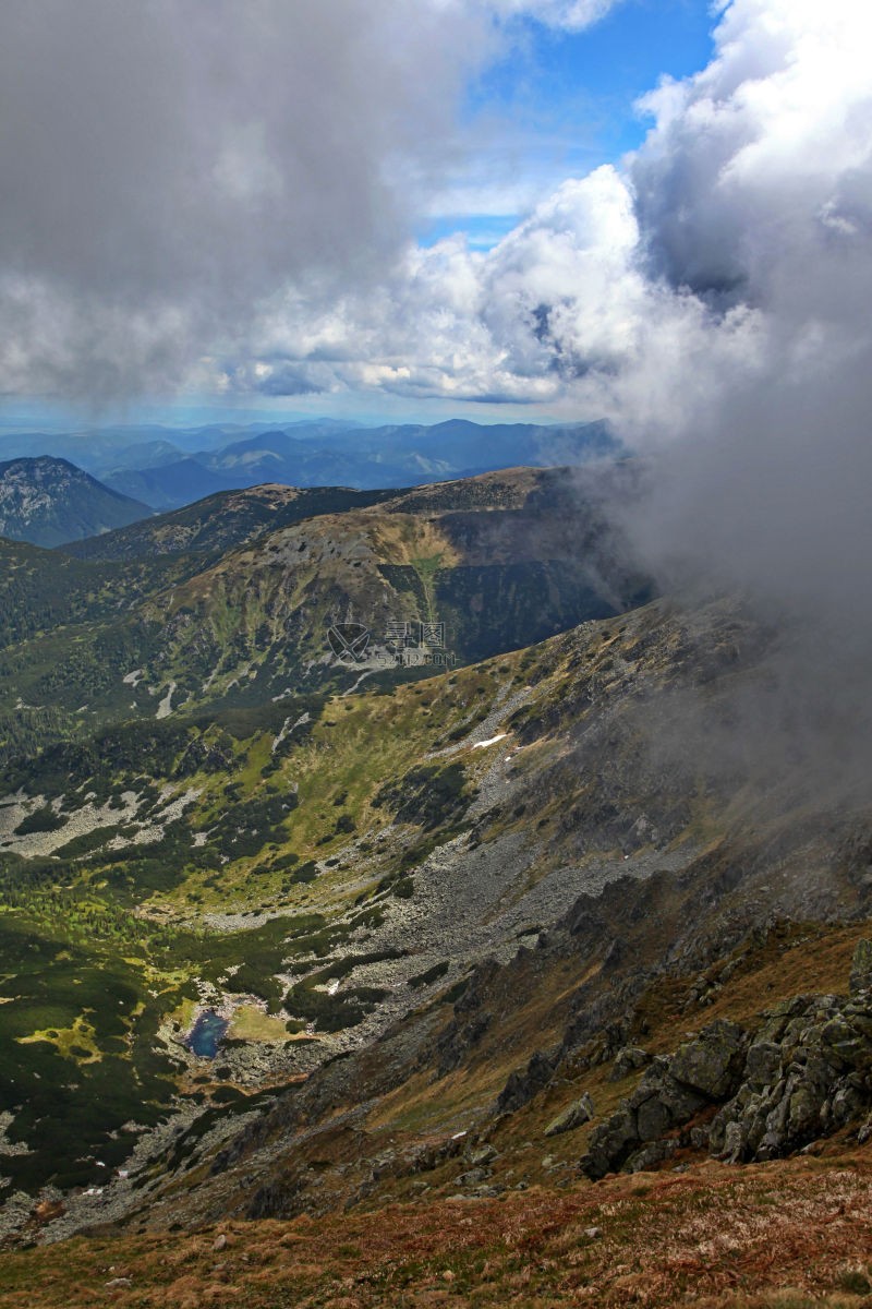 烟雾弥漫的山峰