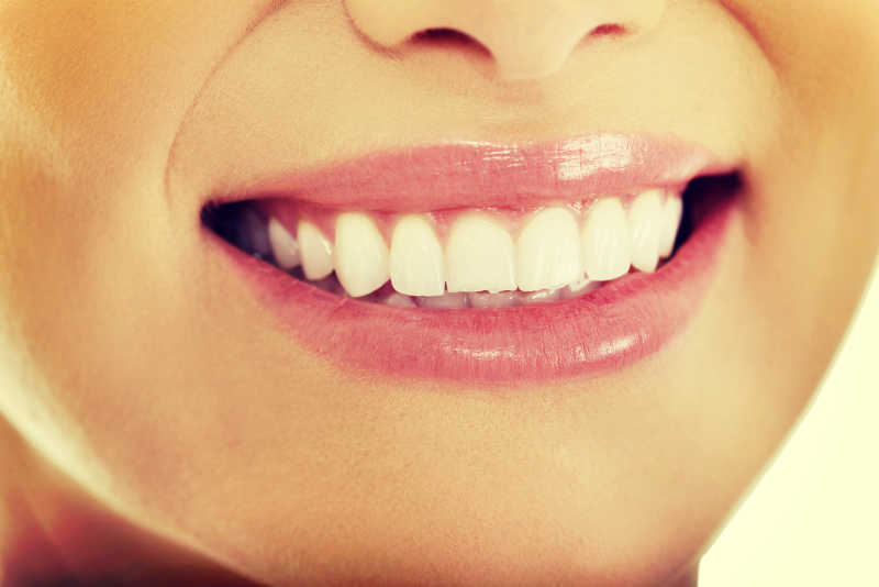 微笑的美女露出一排洁白的牙齿