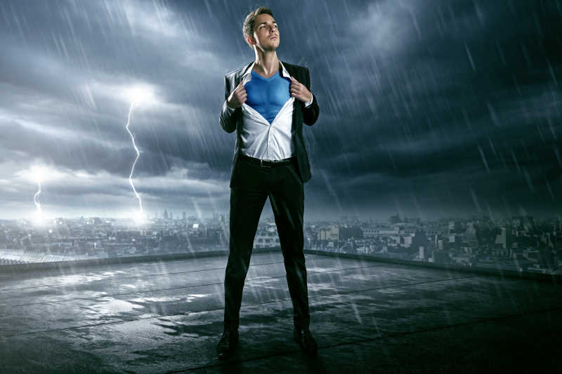 雷雨天气下的超级英雄
