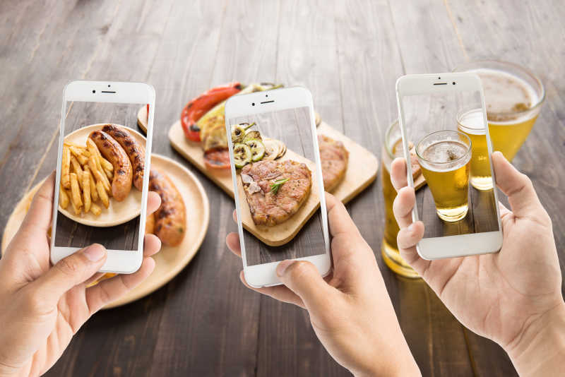 用智能手机拍快餐食品