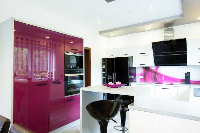 紫色元素为主的现代化厨房