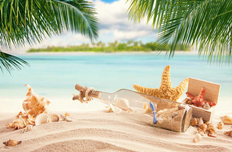 热带海滩上的漂流瓶和贝壳