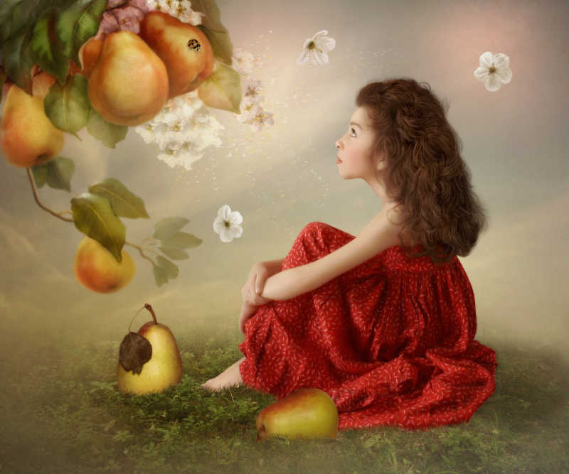 草地上的红衣小女孩和梨子