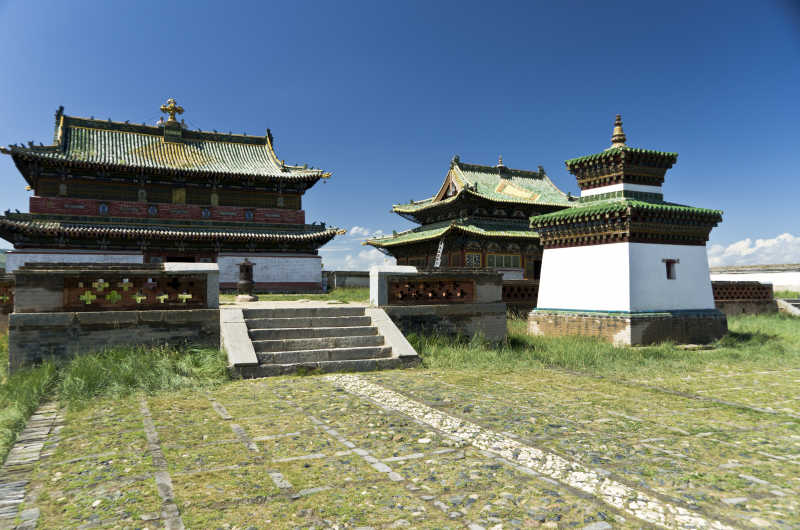 蓝天下绿色草地上的蒙古Kharkhorin埃尔登祖鲁寺