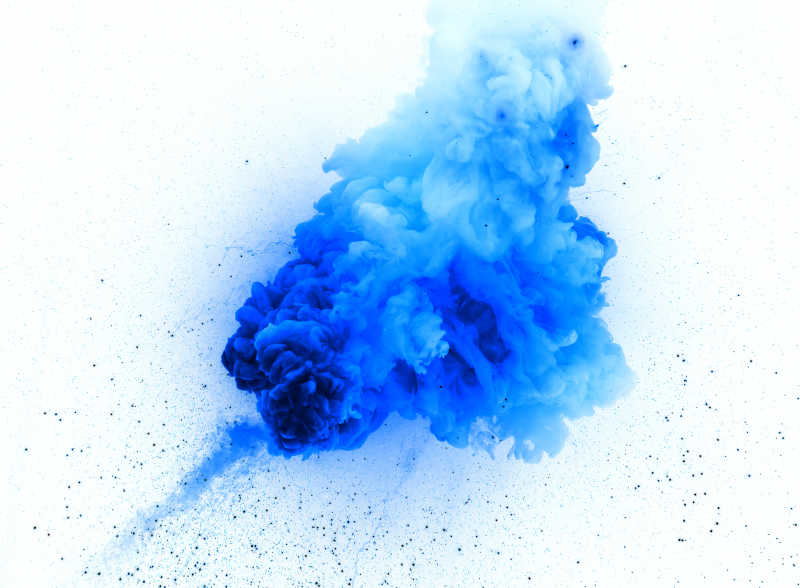 爆炸后的蓝色烟雾