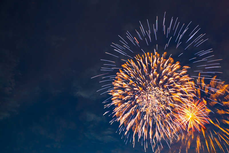 夜空中的绚丽花火