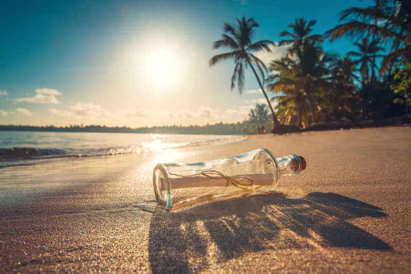 日落海滩上的漂流瓶