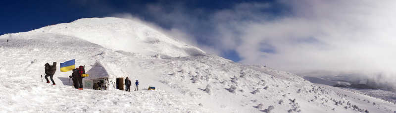 登山者登上雪山