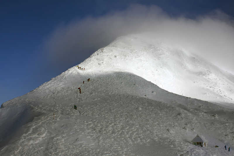 喀尔巴阡山脉上的登山者