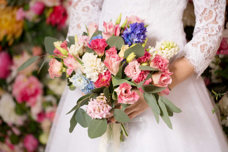 新娘手里拿着的美丽花束