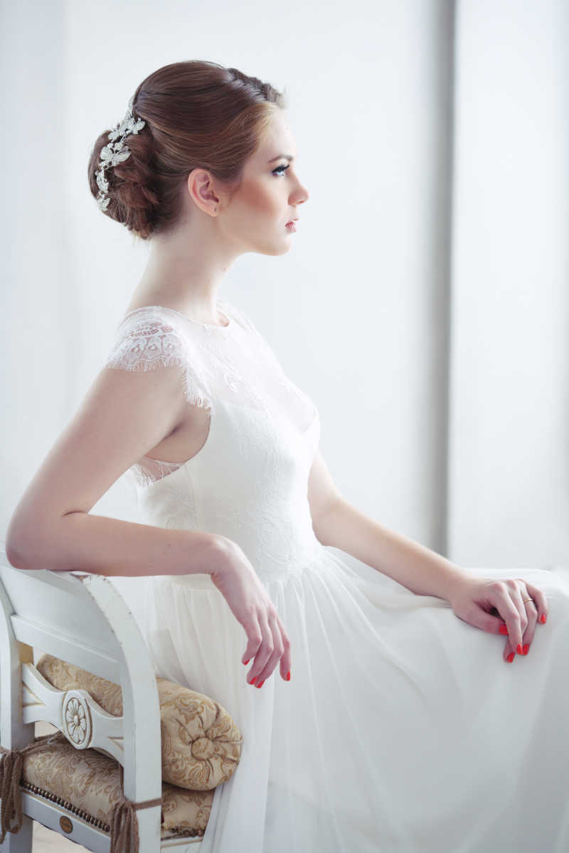 坐在窗前的优雅新娘