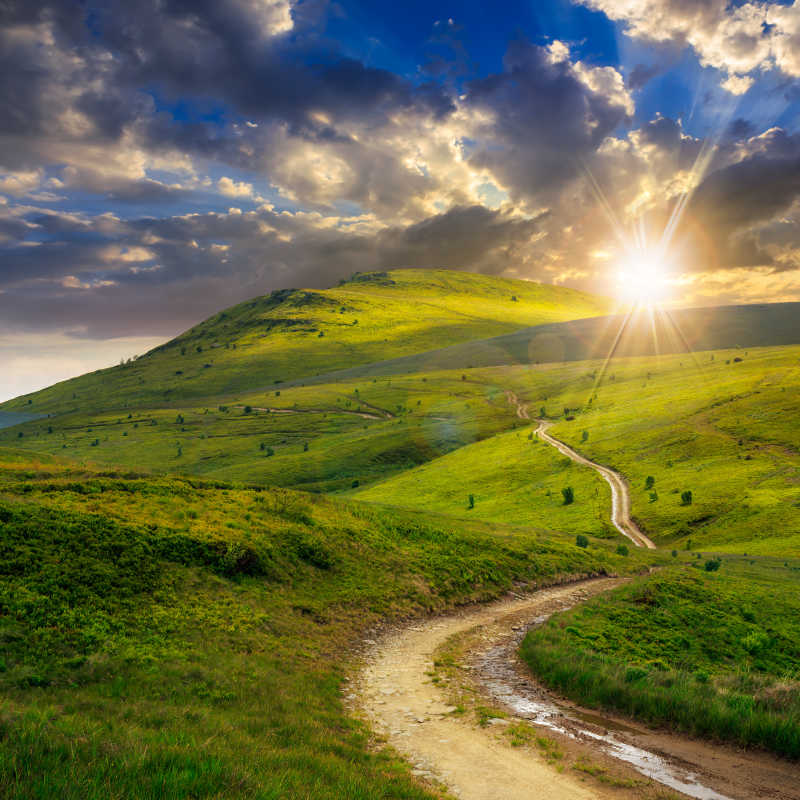 夕阳下弯曲的山路