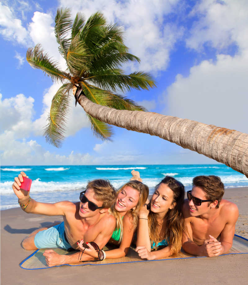热带海滩度假的情侣朋友组合自拍