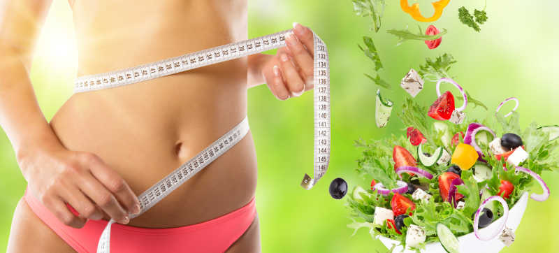 测量腰围的女人和健康饮食背景