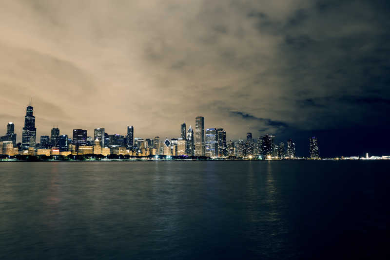 夜空下的芝加哥市区