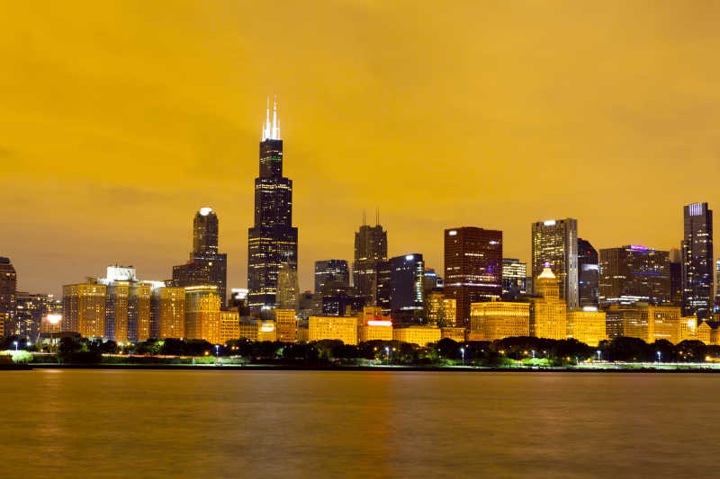 黄色天空下的芝加哥市区