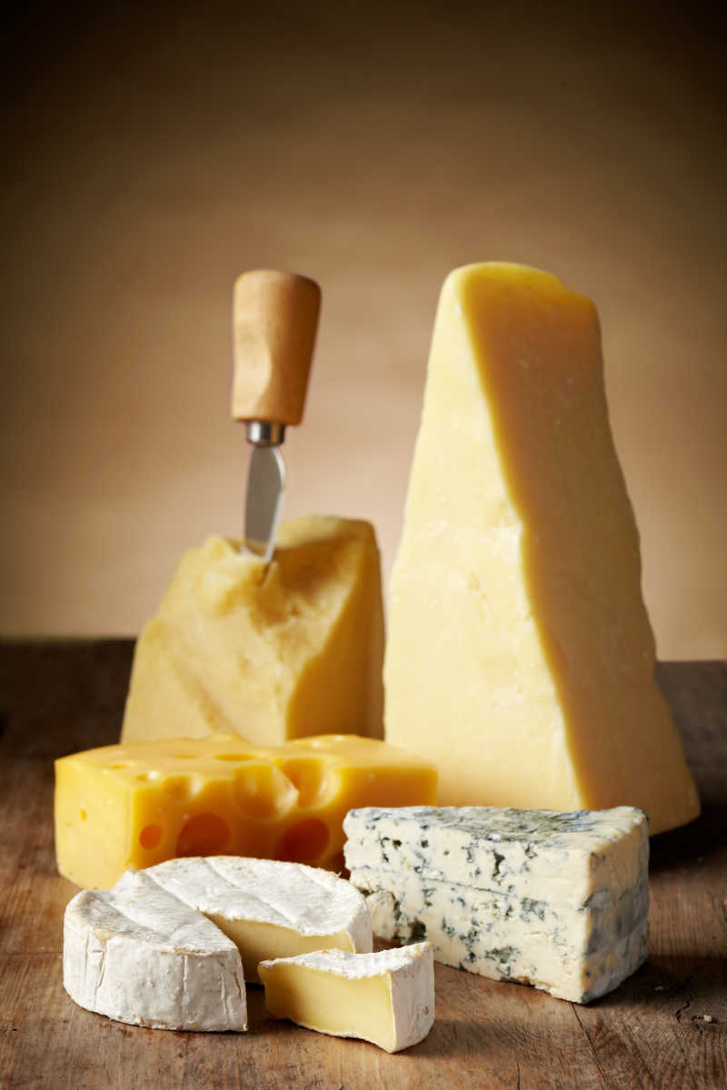 砧板上的各种奶酪