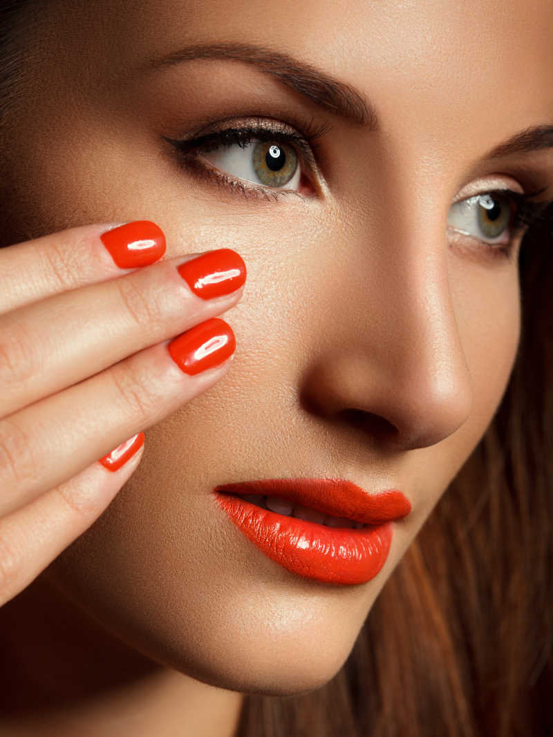 涂着漂亮红色指甲的女模特