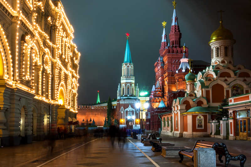 莫斯科夜间繁华的街道