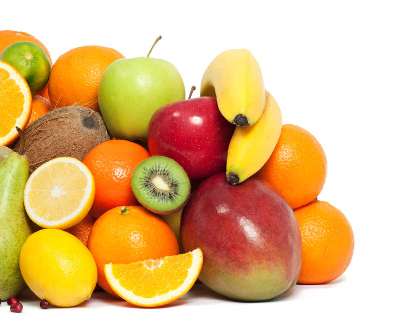 白色背景下补充维生素的水果