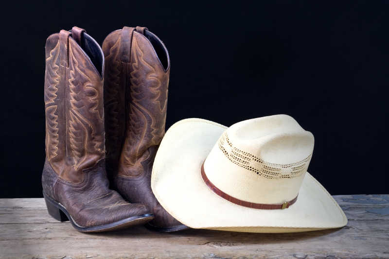 西部牛仔的马靴和白色牛仔帽