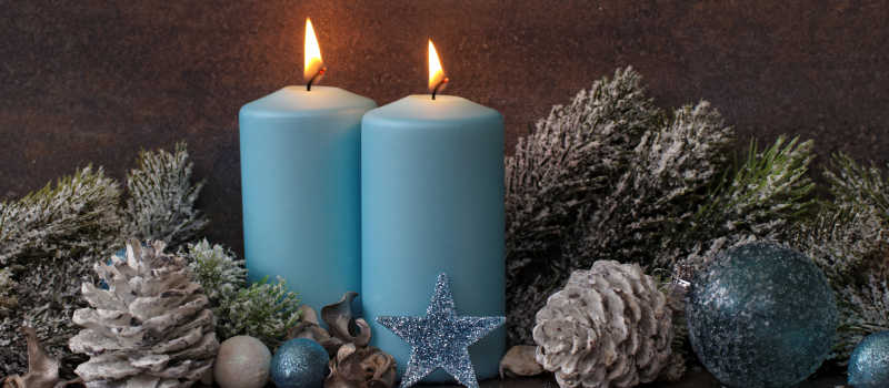 蓝色的燃烧的圣诞节蜡烛装饰品展示