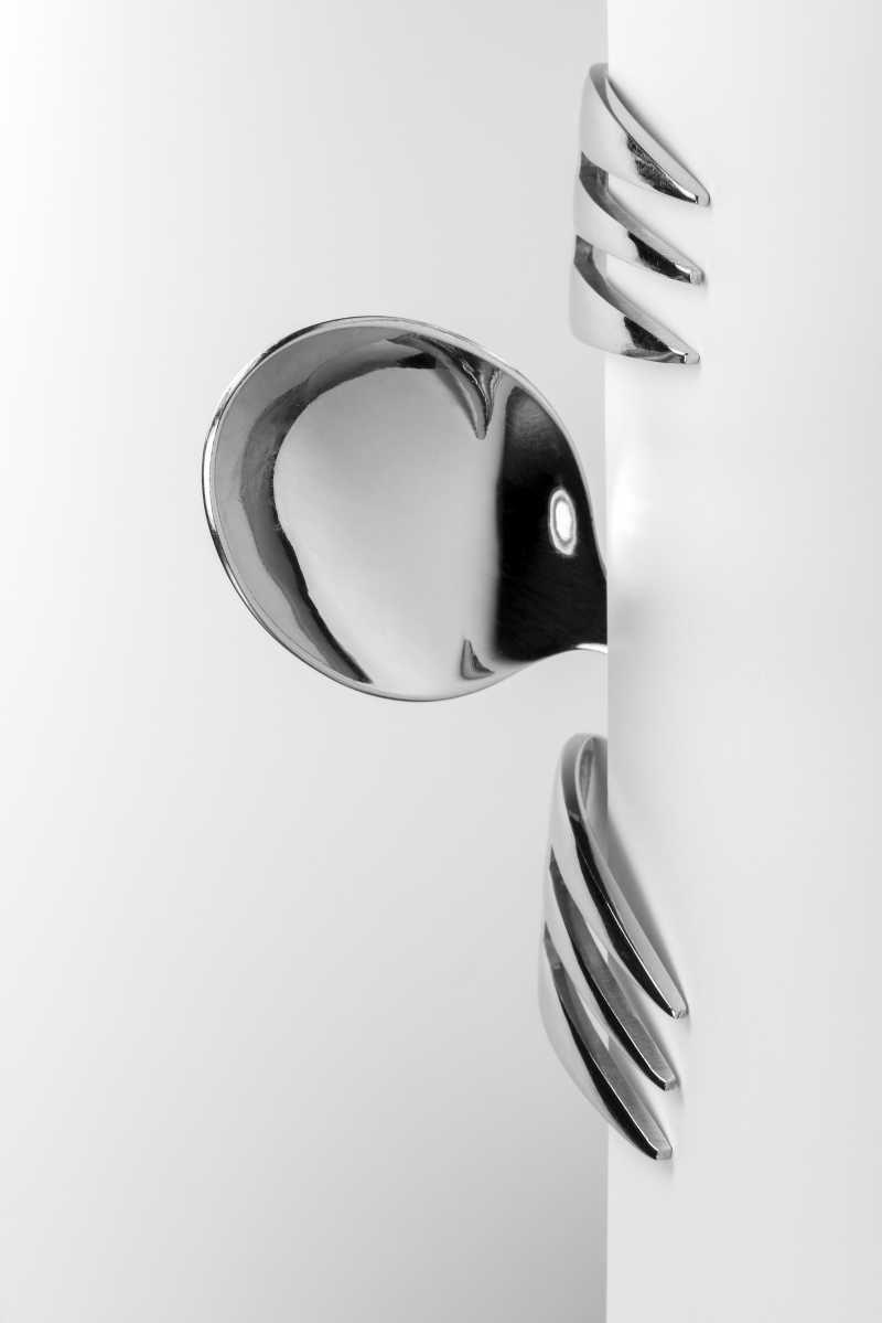 白色背景上的不锈钢叉子和勺子