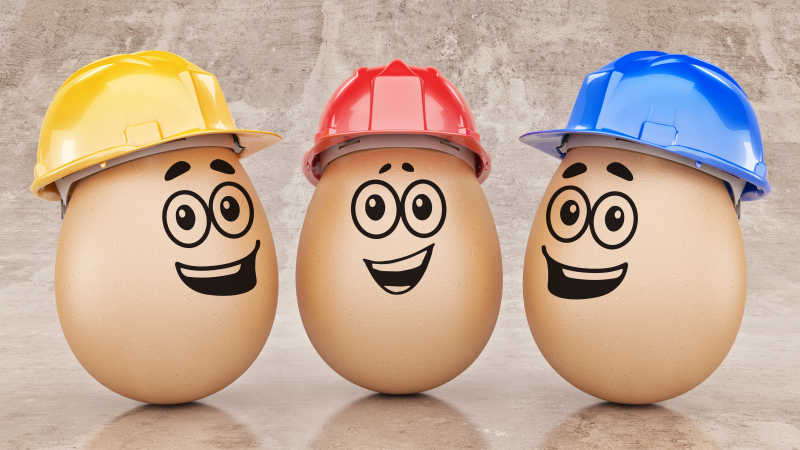 三个画着表情带着红黄蓝帽子的鸡蛋