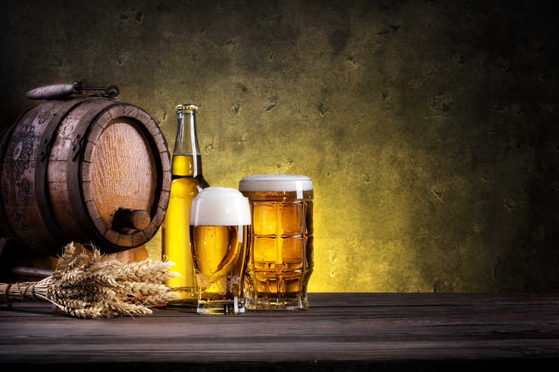 木桌上的木桶和旁边的啤酒