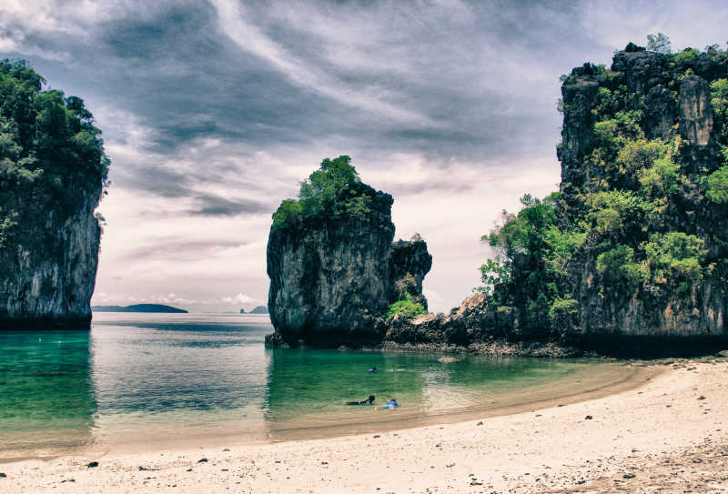 泰国的夏季海洋和绿色植被