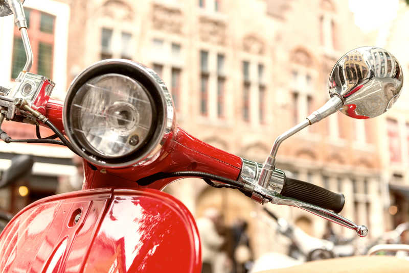 城市里红色摩托车的前灯