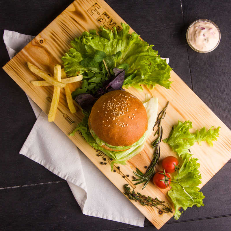 砧板上的汉堡包和健康蔬菜