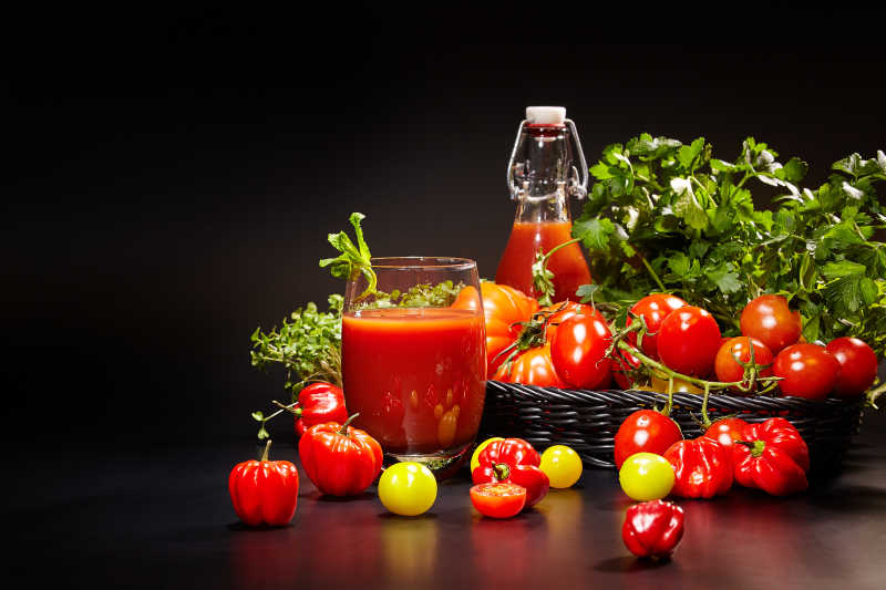 蔬菜和番茄汁