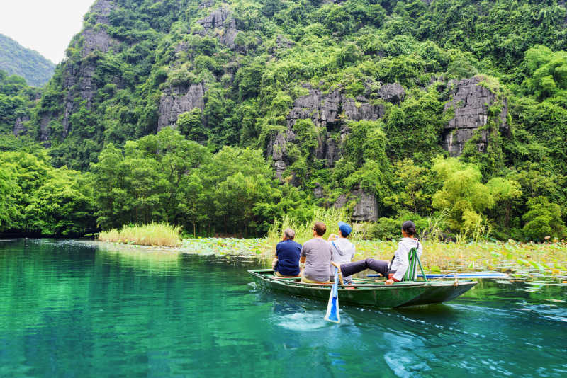 湖面上的旅游小船