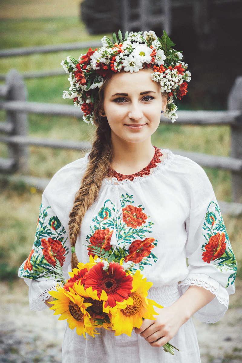 穿着民族装的美女带着花环拿着花束