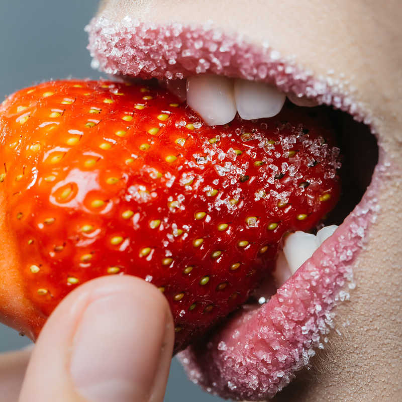 吃草莓的嘴巴