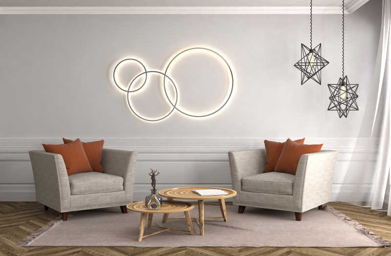 室内的沙发与背景墙上的3个圆环图案和屋顶垂钓的五角星装饰灯
