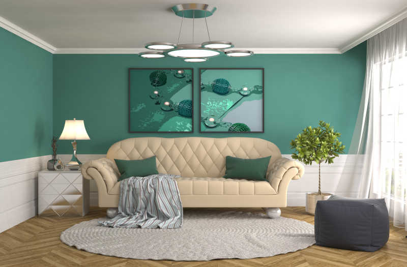 客厅室内皮质沙发后绿色背景墙上的绿色装饰画和两旁的绿植和台灯